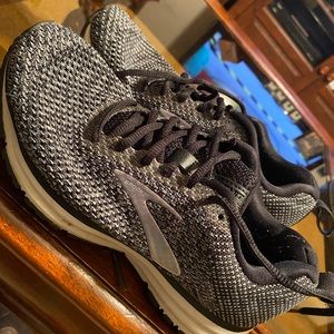 Woman’s size 8 black Brooks.Transmit